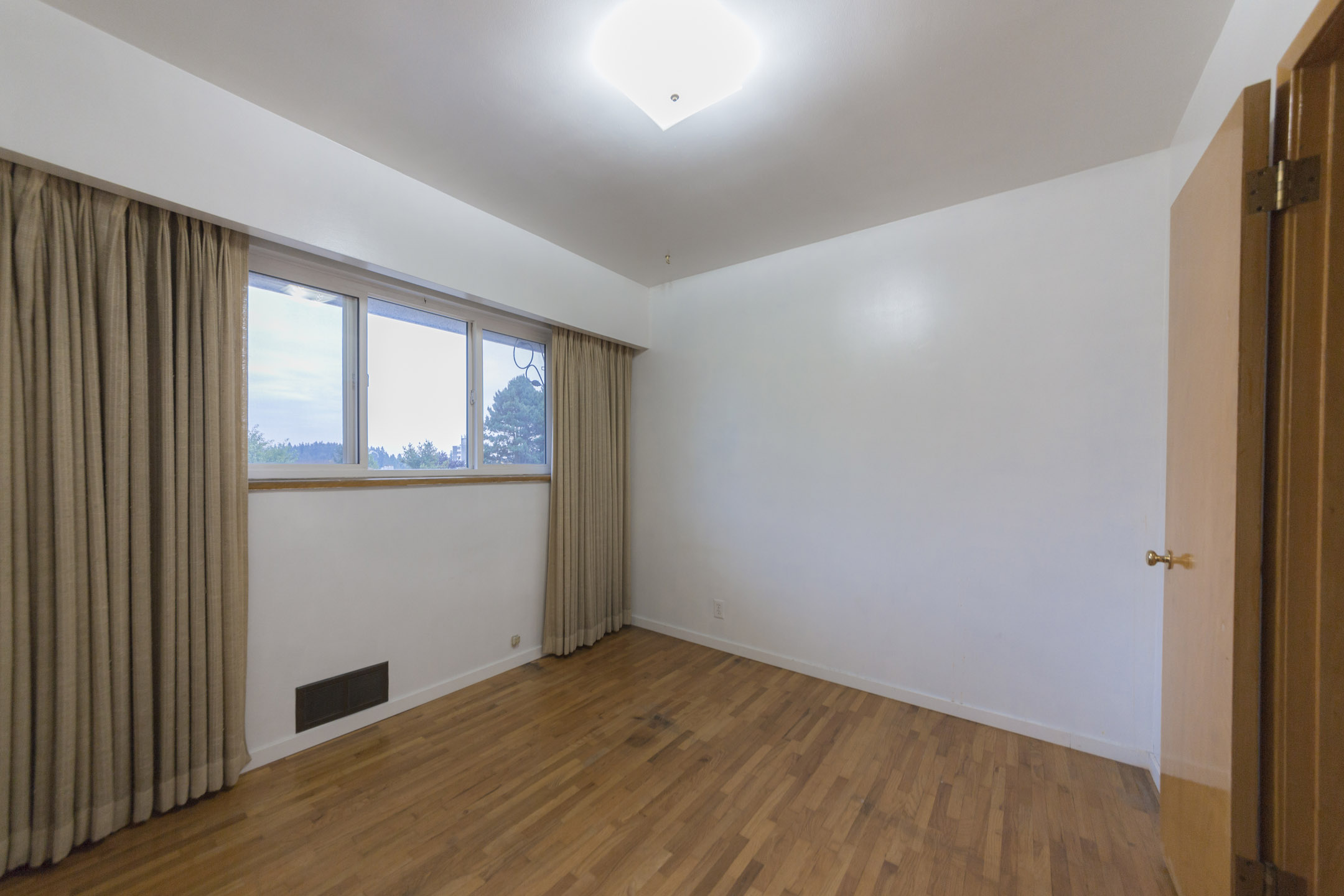 8399 10TH AVENUE, BURNABY 9
