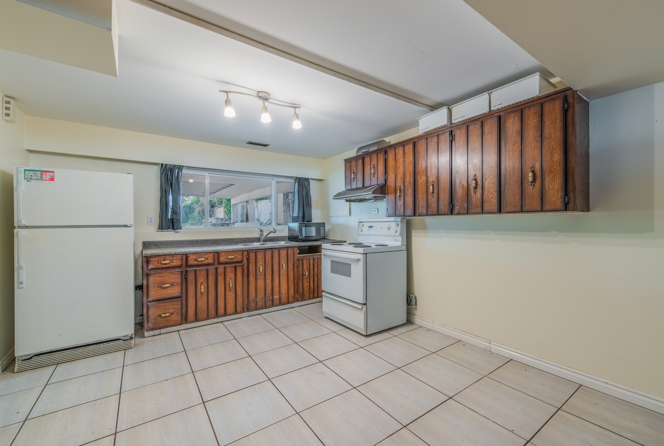 8670 11TH AVENUE, BURNABY 14