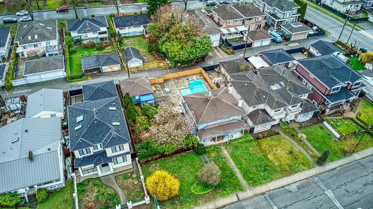 3775 Elmwood Street, Burnaby 3